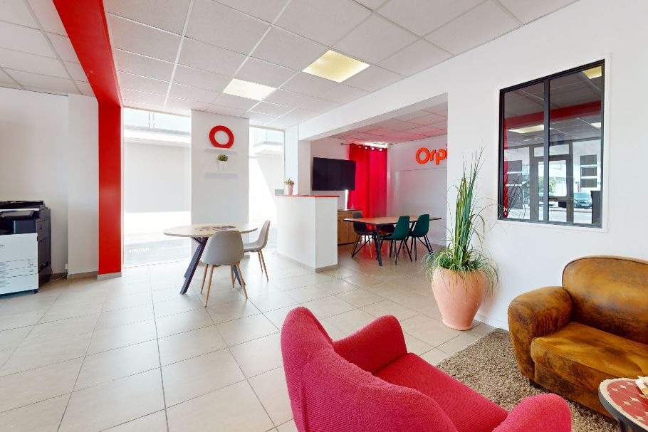 Salon de réception de l'agence Orpi Inves'th Agency